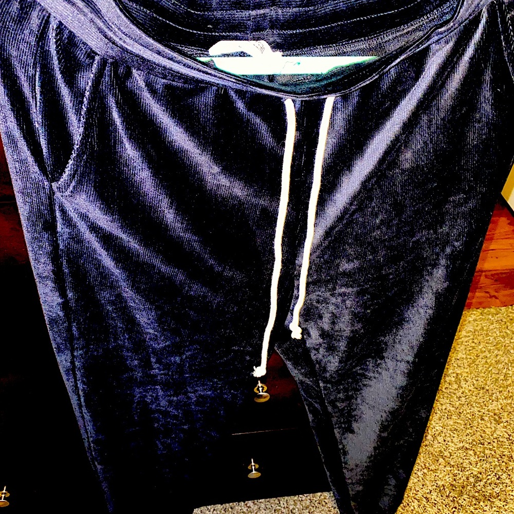 Black velour joggers with pockets